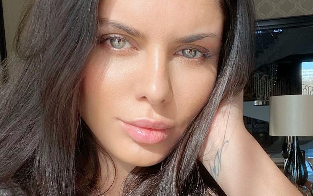 Ileana Lazariuc are un ten de porțelan la aproape 42 de ani. O fotografie recentă cu ea a adunat mii de like-uri: &bdquo;Frumoasă femeie mai ești!&rdquo;